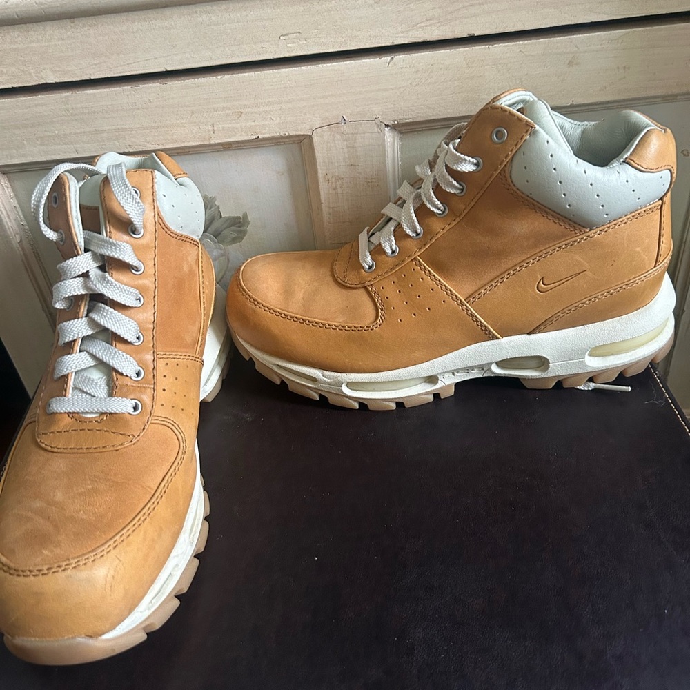 Nike Men's Tan and White Sneakers
